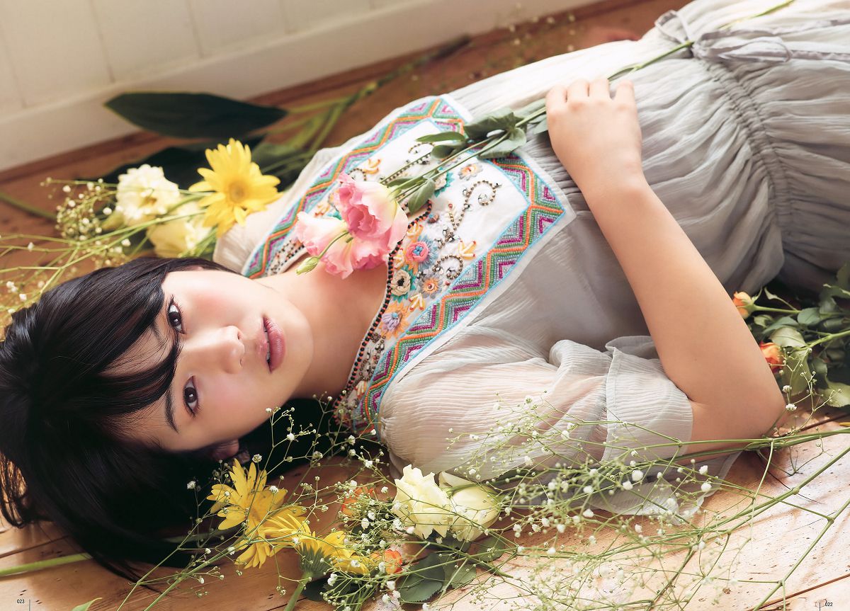 [UTB] Vol.200 鈴木愛理 渡辺麻友 板野友美 桜庭ななみ AKB48 逢沢りな [103P]