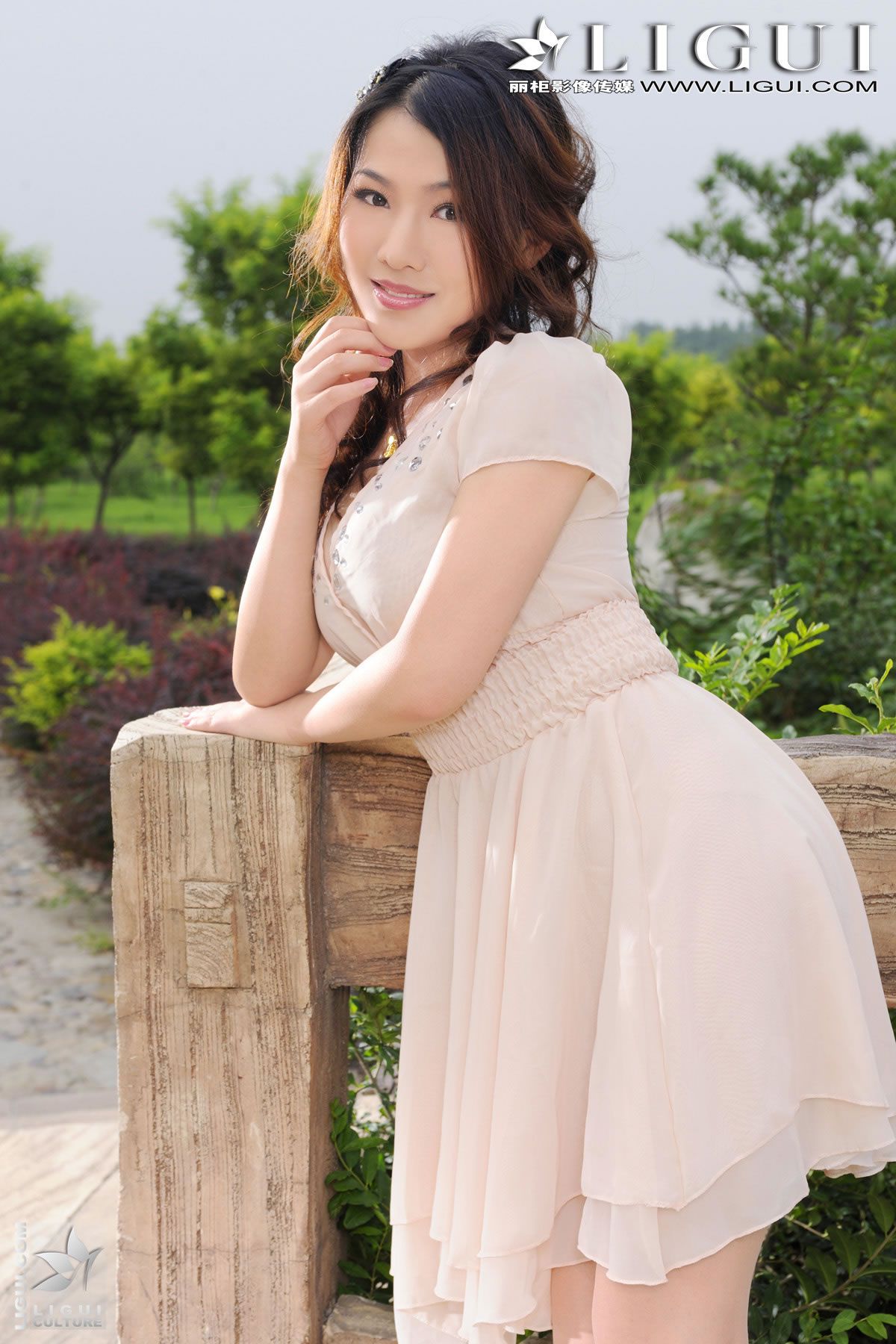 [丽柜] [2012-03-02] 公园里的丝袜美女 Model-文静 [39P]