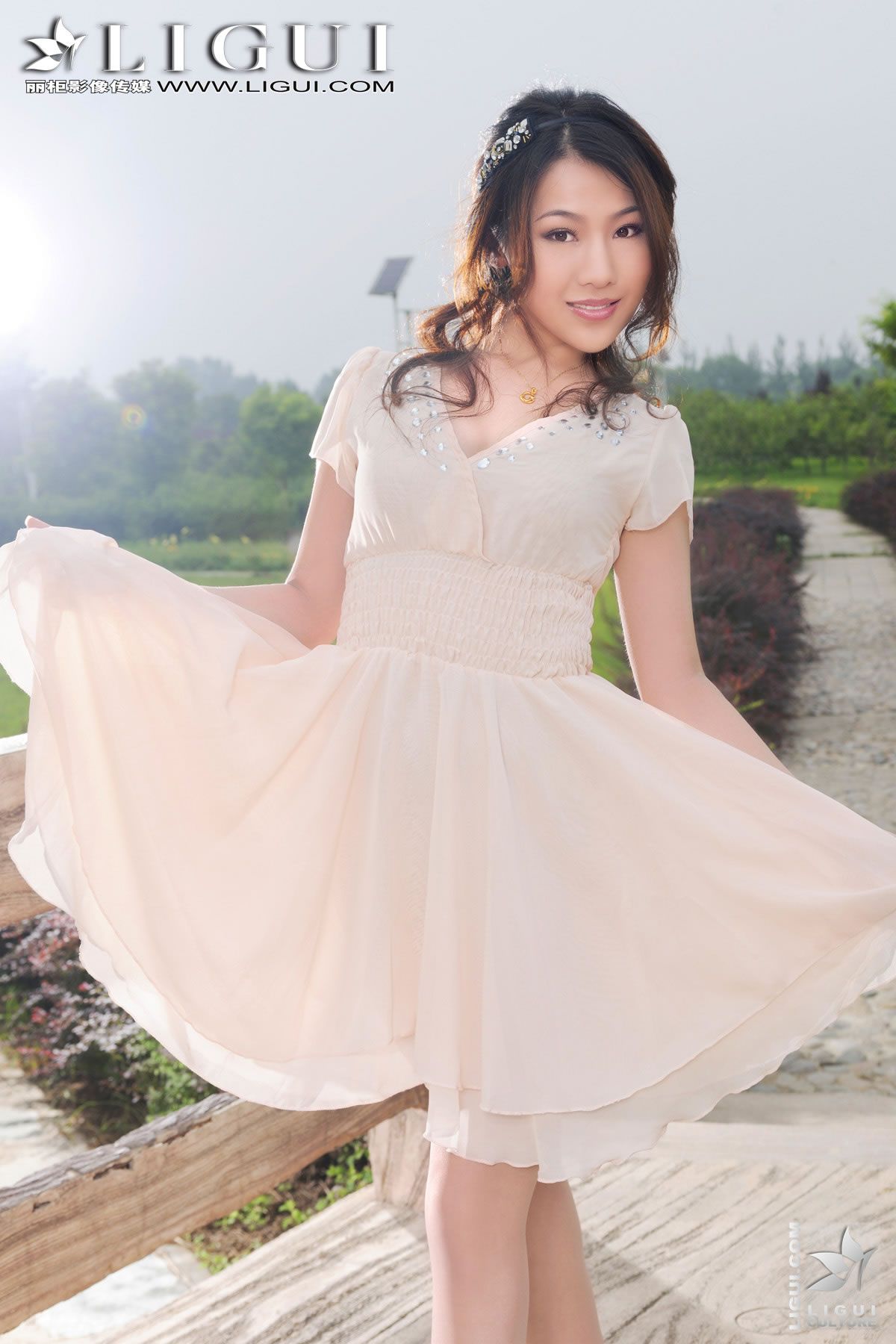 [丽柜] [2012-03-02] 公园里的丝袜美女 Model-文静 [39P]