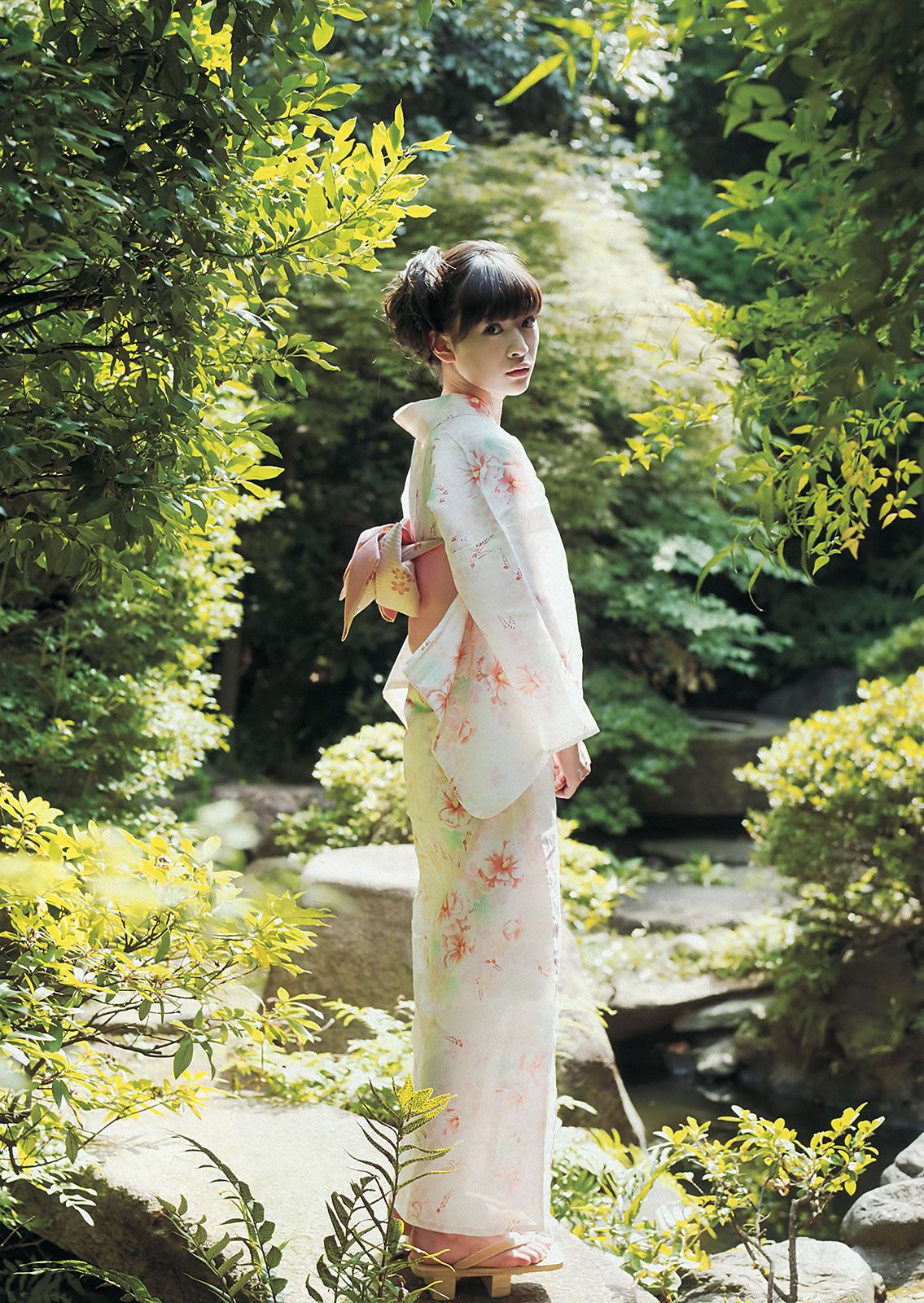 [Weekly Playboy] 2013.09.07 No.37 志田友美 蓮佛美沙子 松川佑依子 伊東紅 柴田阿弥 [50P]