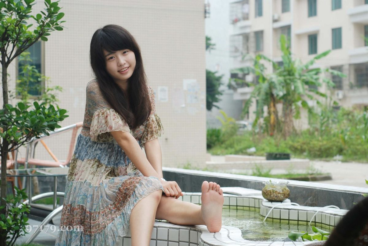 [网络收集] 2013.11.01 美女弯弯池中秀玉足 [58P]
