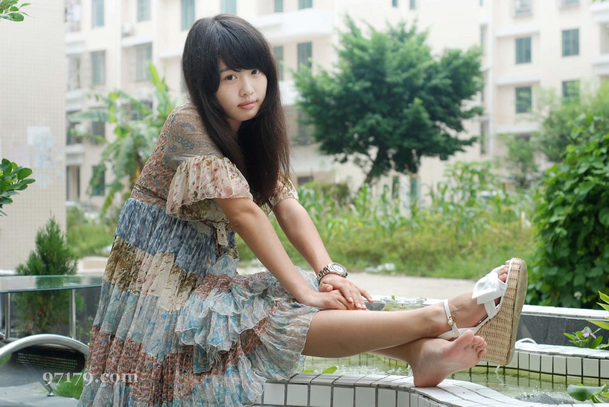 [网络收集] 2013.11.01 美女弯弯池中秀玉足 [58P]