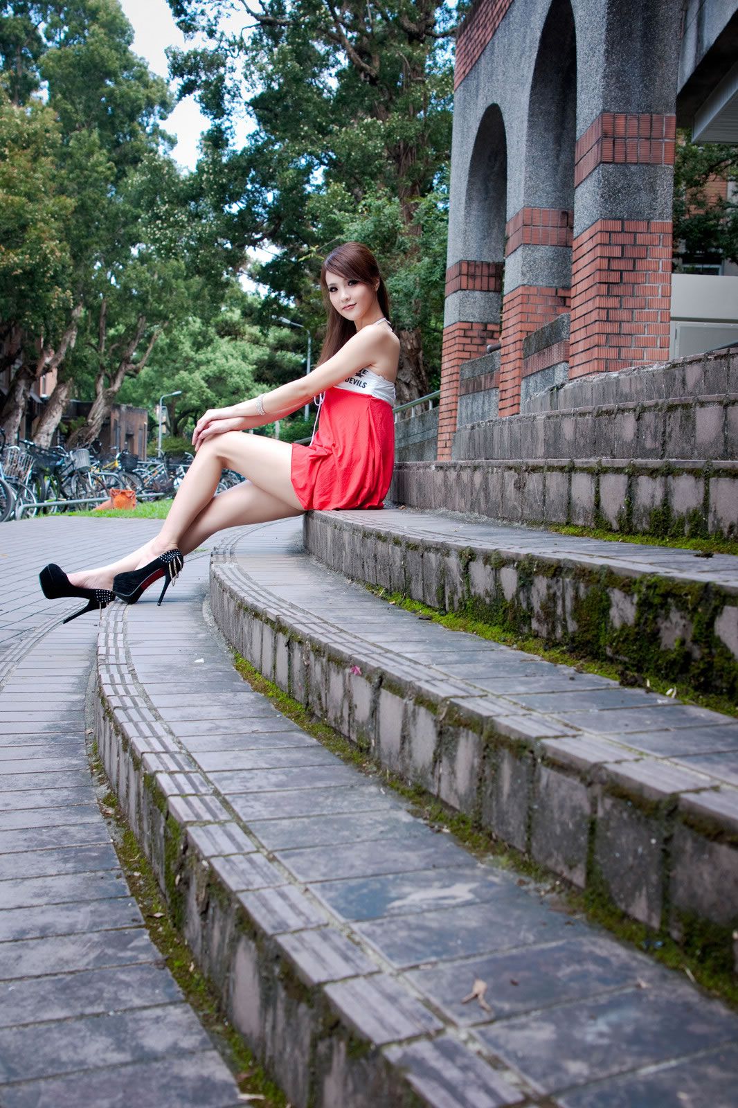 [网络收集] 2013.11.19 性感连衣裙秀白皙高跟美腿 [33P]