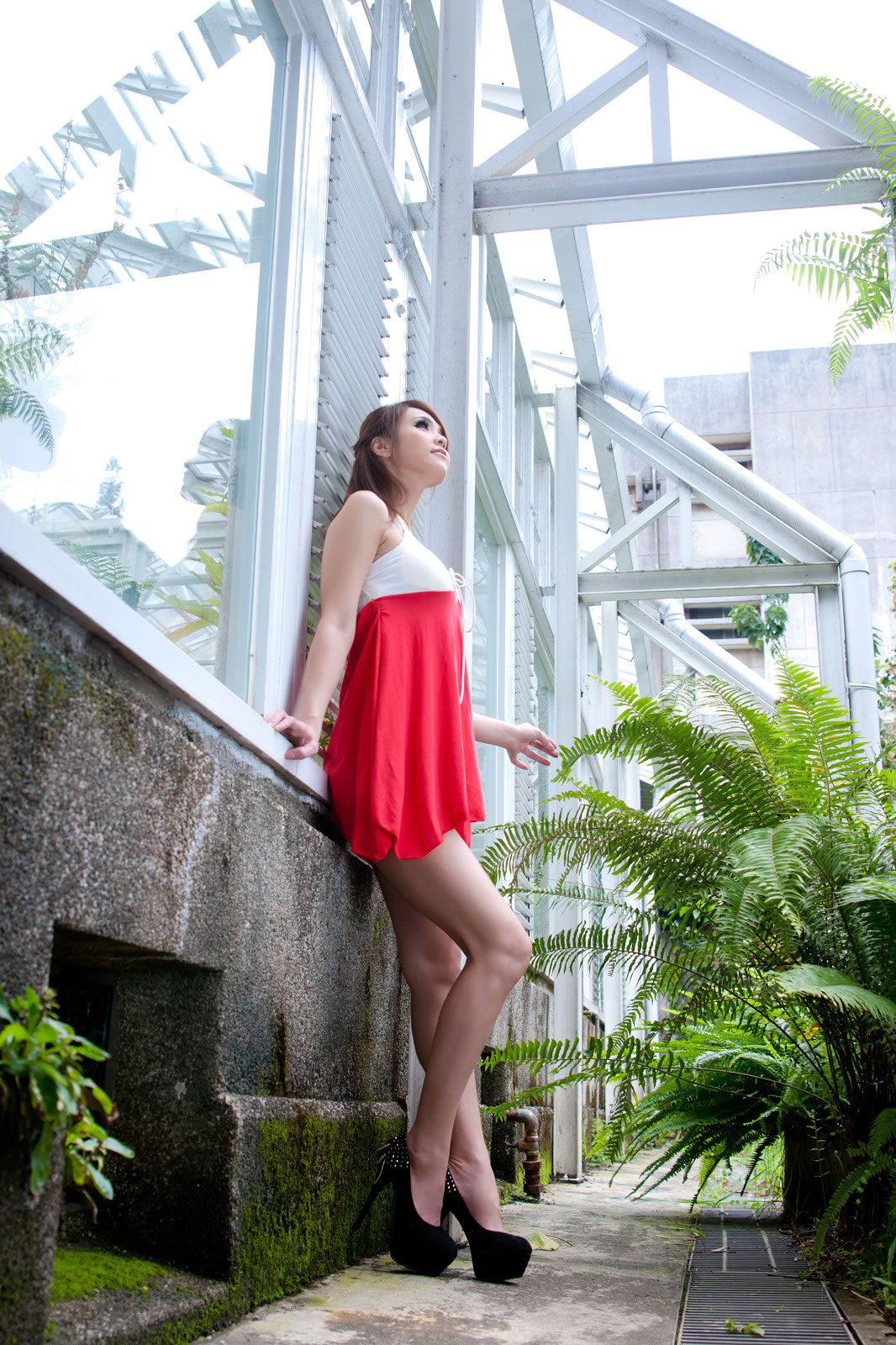 [网络收集] 2013.11.19 性感连衣裙秀白皙高跟美腿 [33P]