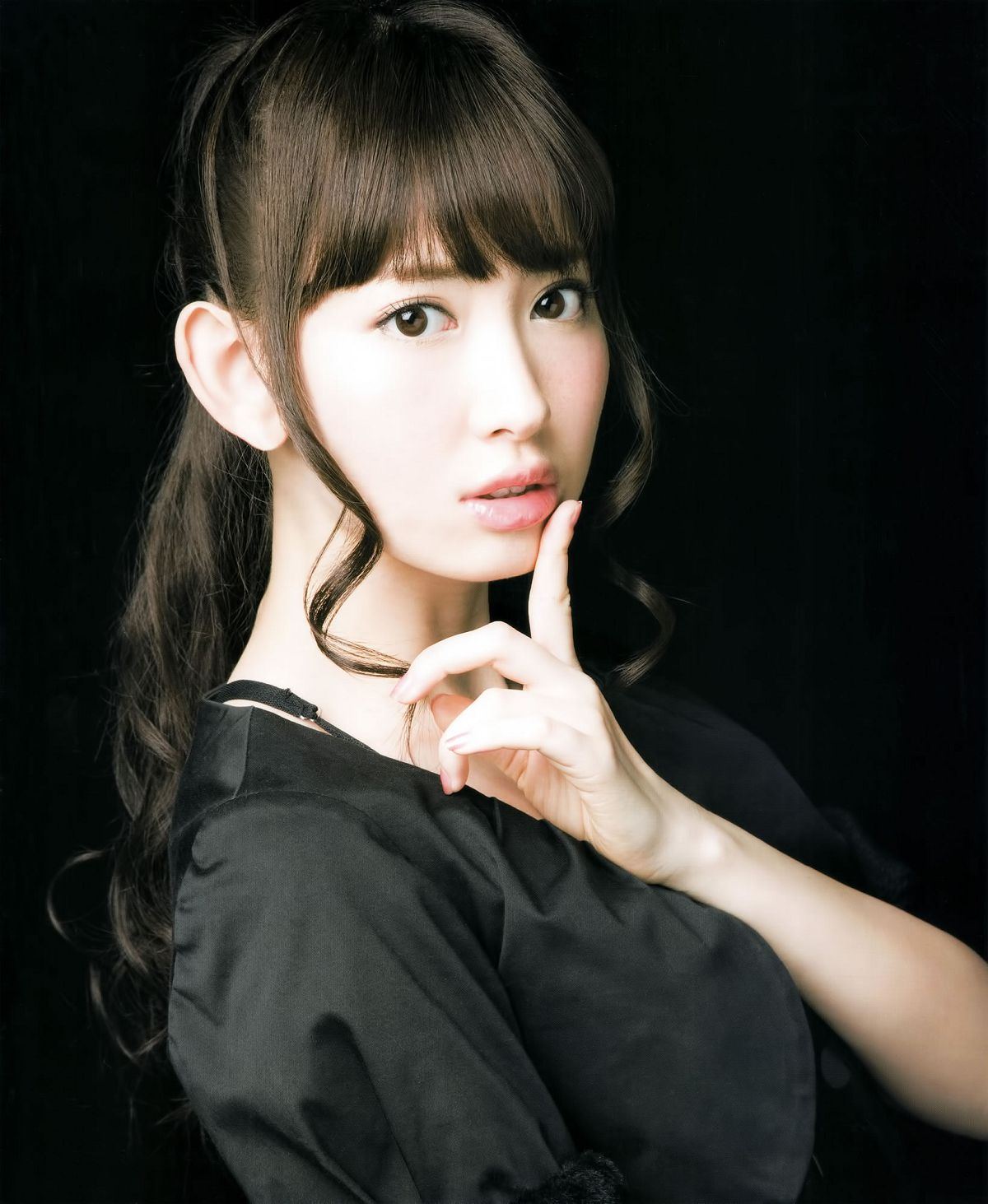 [Bomb Magazine] 2012 No.01 篠田麻里子 小嶋陽菜 秋元才加 HKT48 乃木坂46 [26P]