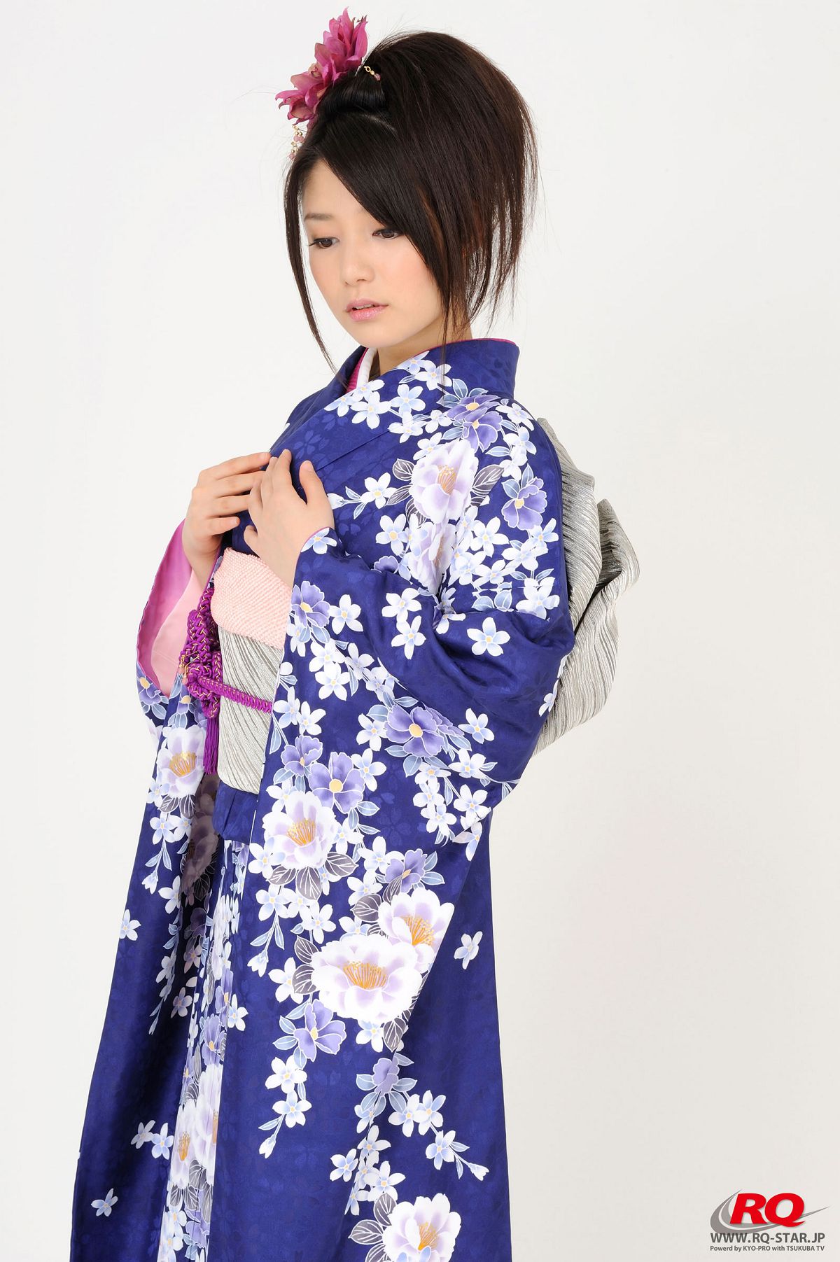 [RQ-STAR] NO.00068 Hitomi Furusaki 古崎瞳 謹賀新年 Kimono – Happy New Year [75P]