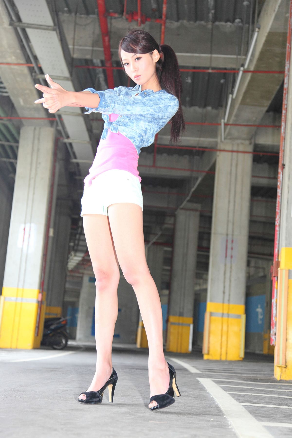 [Beautyleg] 女神新竹縣體育場小雪外拍-3 [30P]