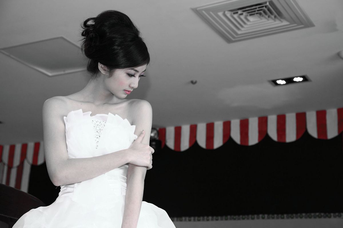 [Beautyleg] 女神Emily 爱容写真集 [75P]