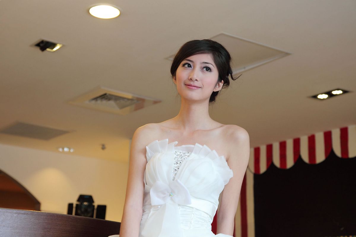 [Beautyleg] 女神Emily 爱容写真集 [75P]