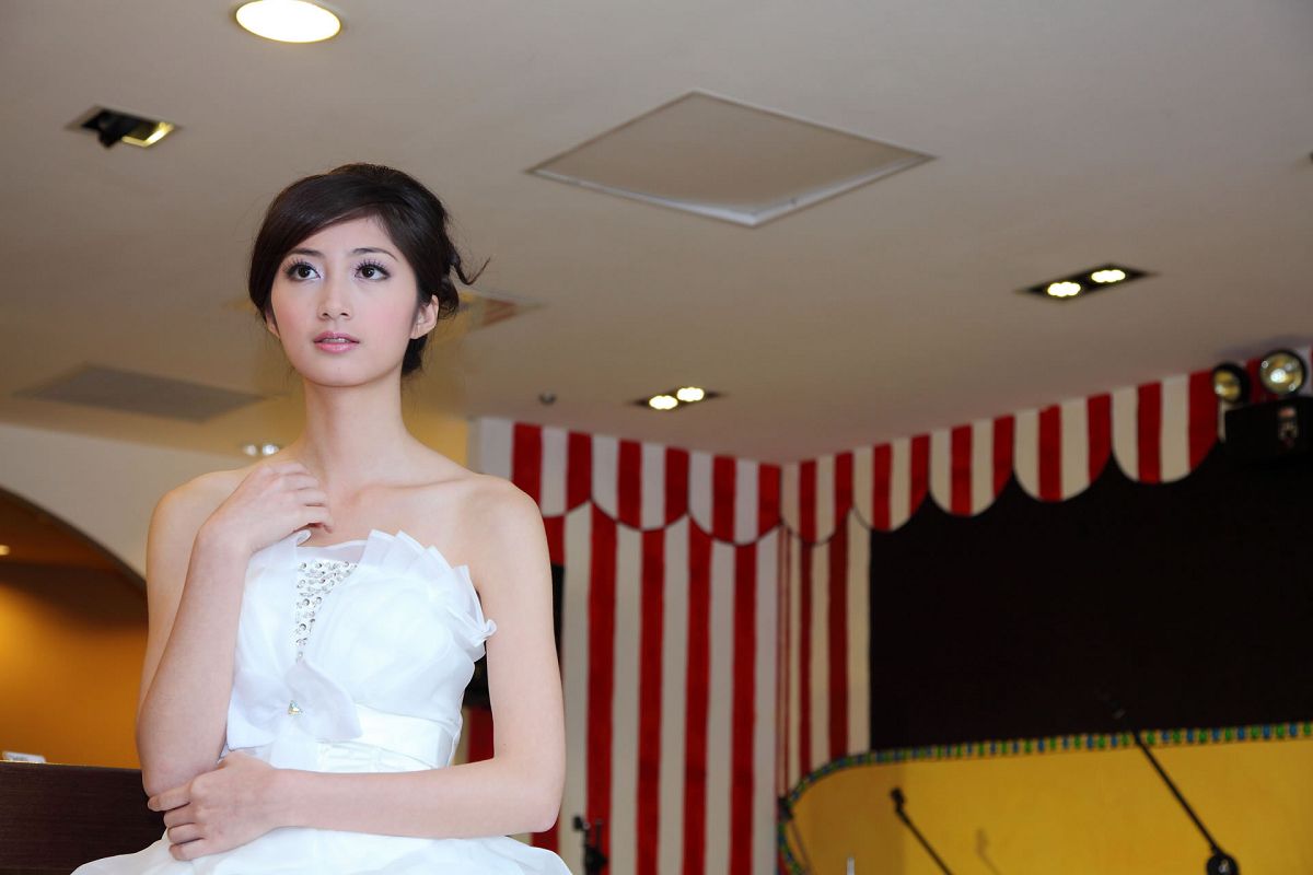 [Beautyleg] 女神Emily 爱容写真集 [75P]