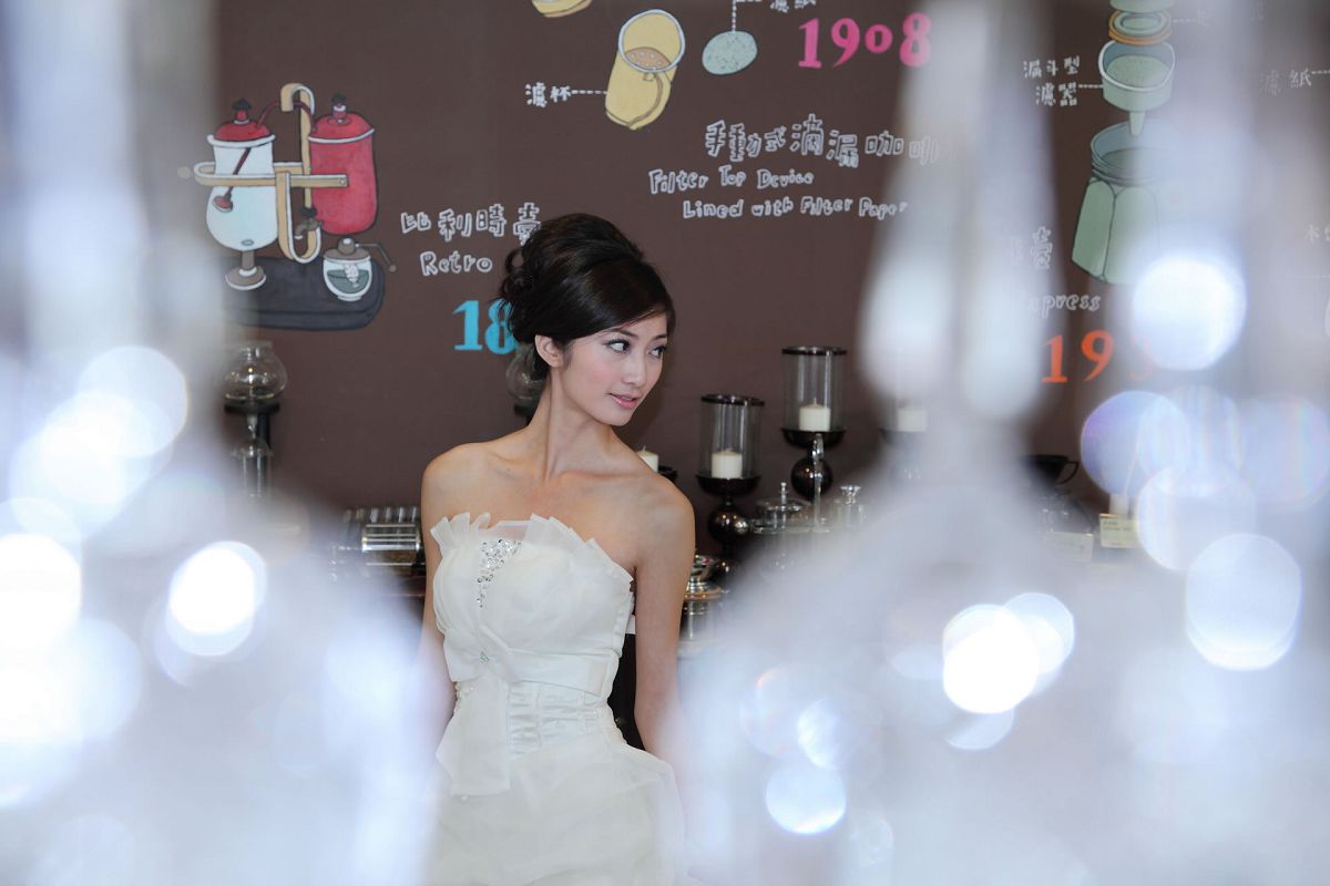 [Beautyleg] 女神Emily 爱容写真集 [75P]
