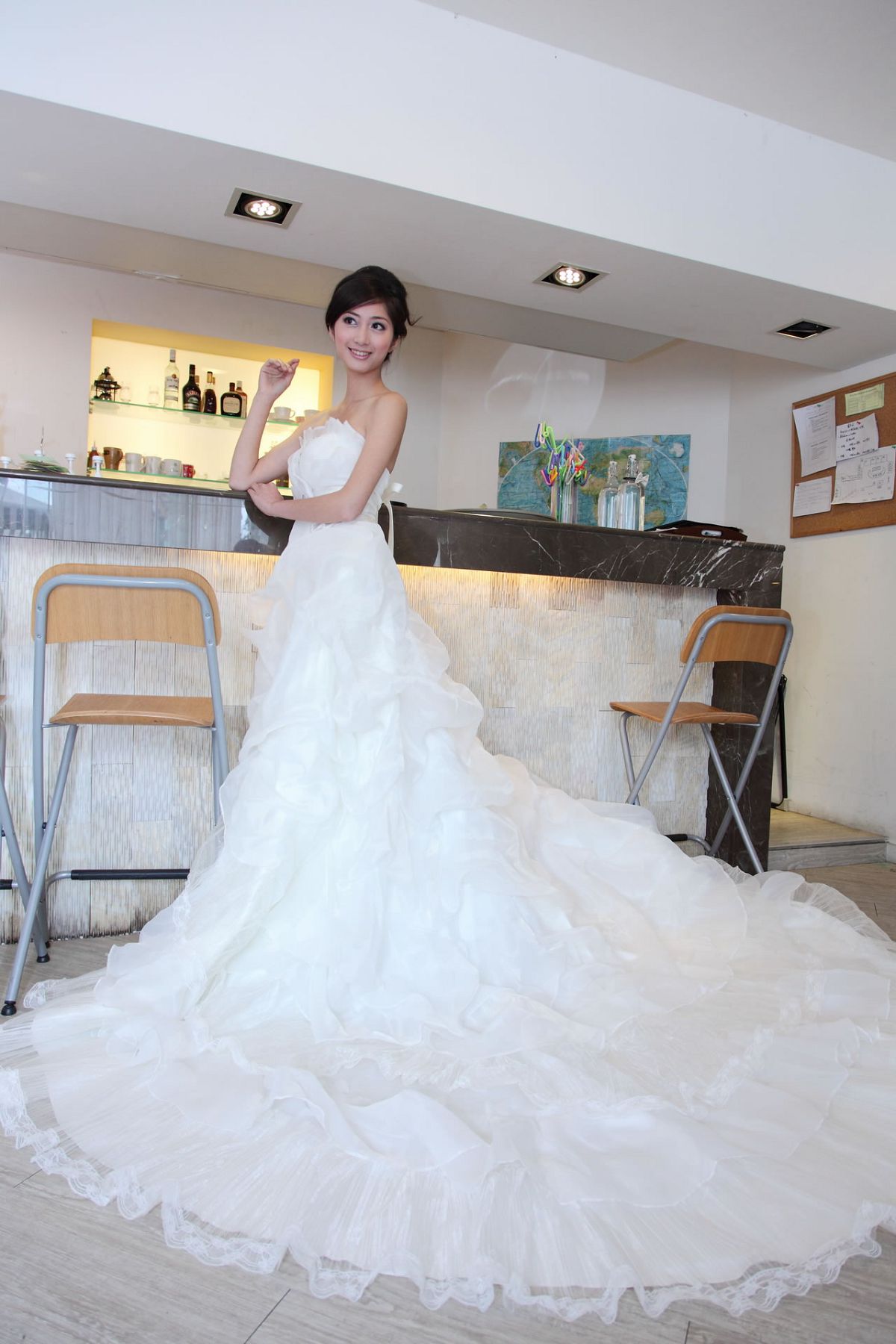 [Beautyleg] 女神Emily 爱容写真集 [75P]