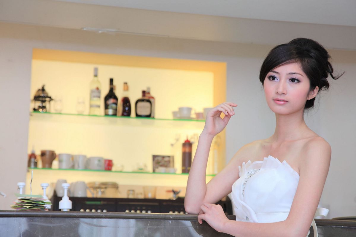 [Beautyleg] 女神Emily 爱容写真集 [75P]