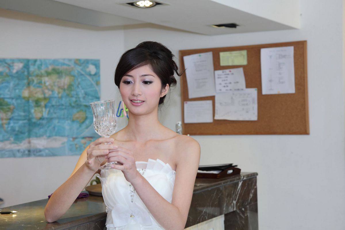 [Beautyleg] 女神Emily 爱容写真集 [75P]