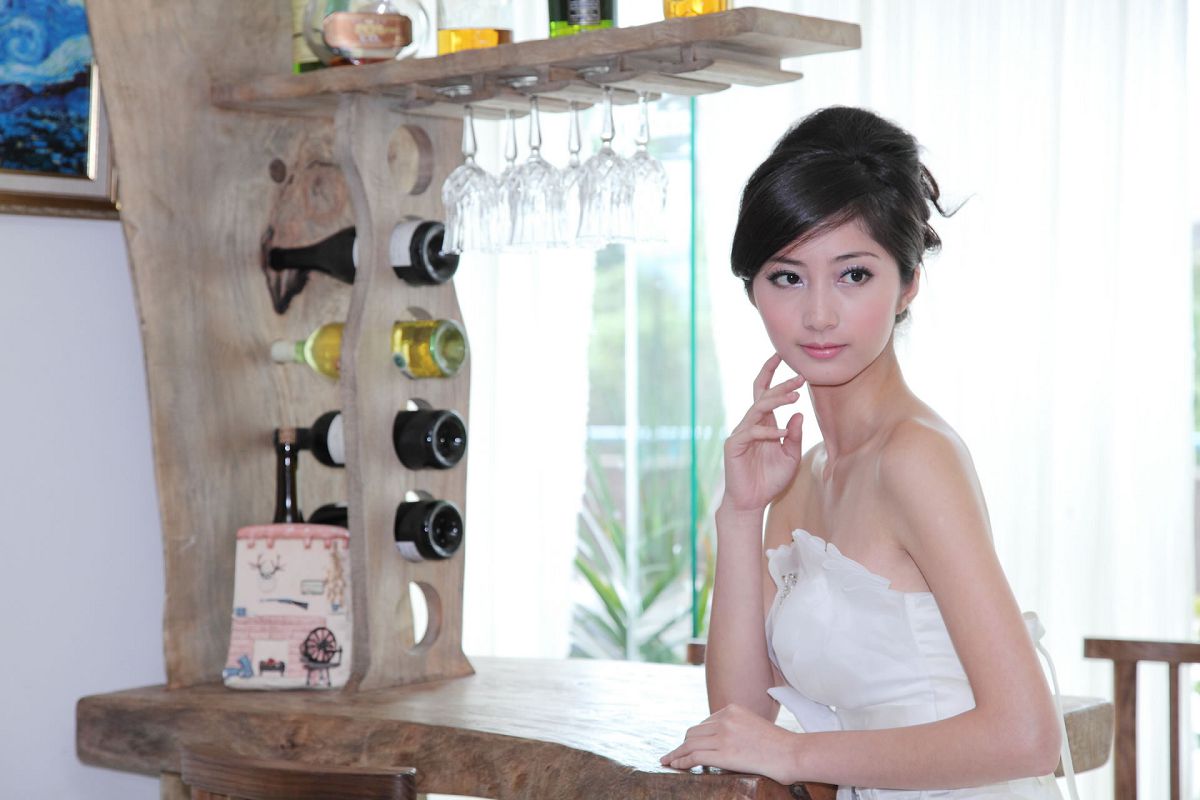 [Beautyleg] 女神Emily 爱容写真集 [75P]
