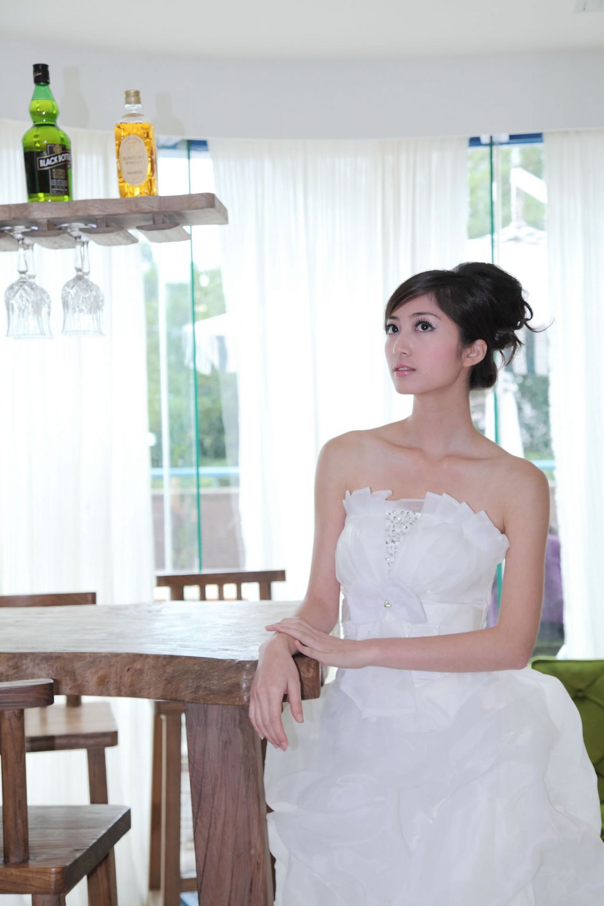 [Beautyleg] 女神Emily 爱容写真集 [75P]