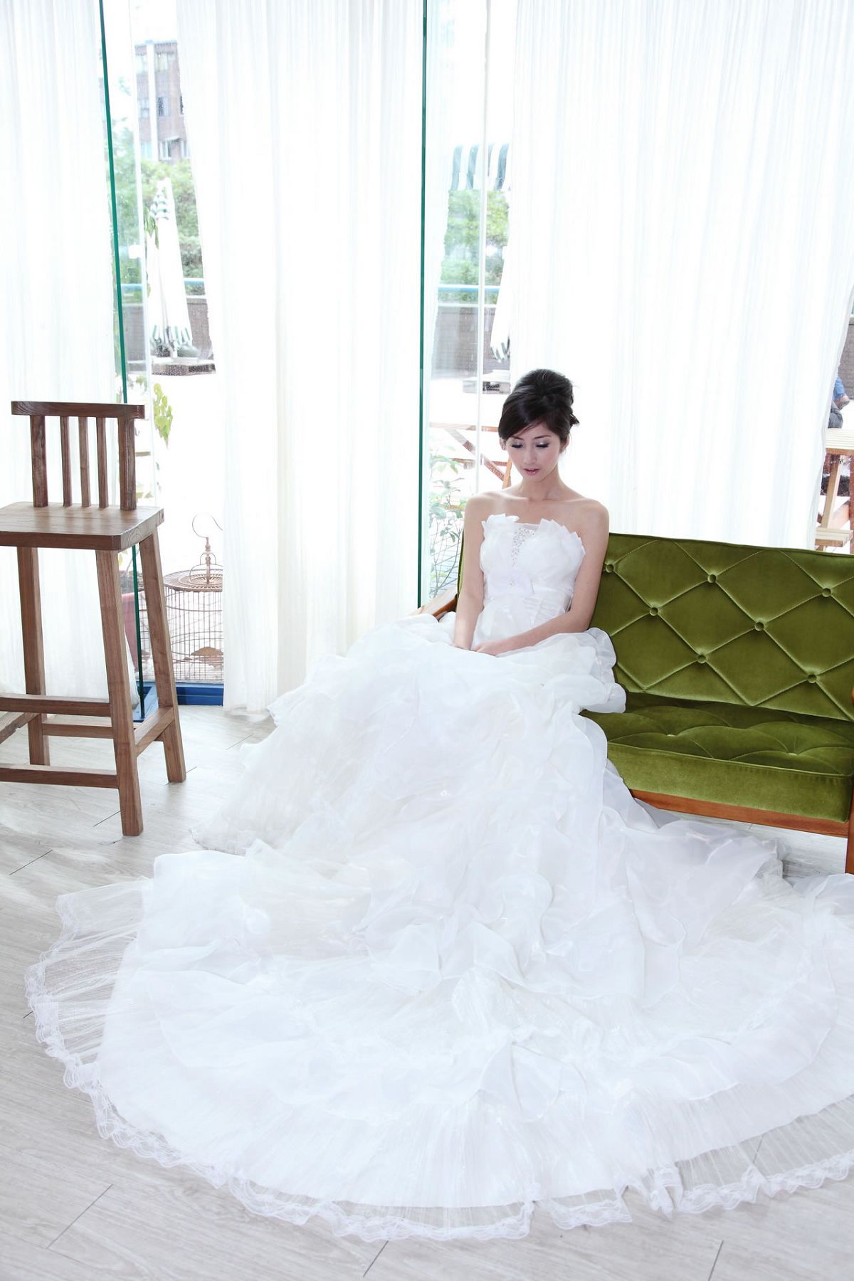 [Beautyleg] 女神Emily 爱容写真集 [75P]