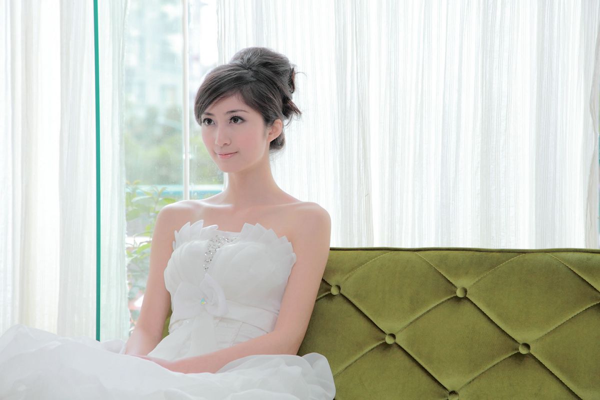 [Beautyleg] 女神Emily 爱容写真集 [75P]