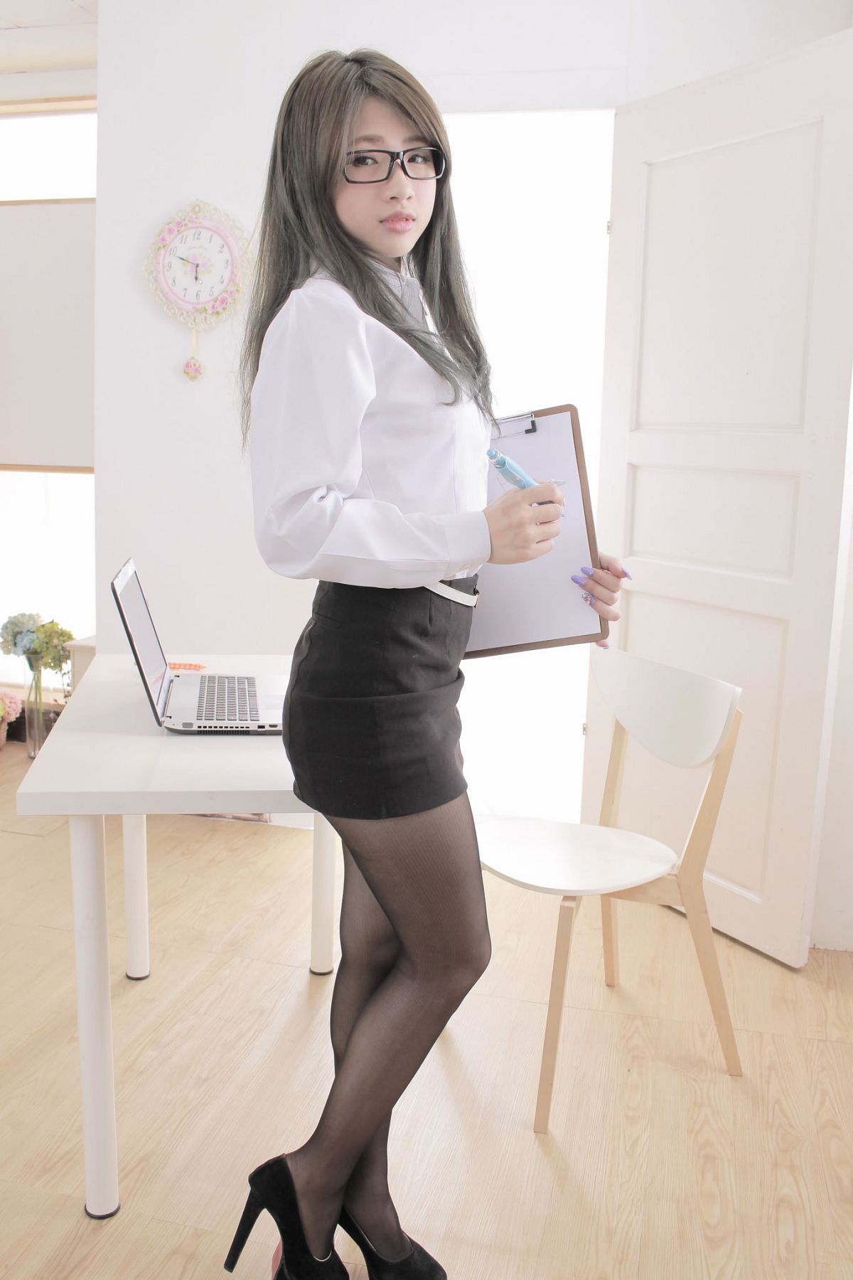 办公室里美艳诱人户外清新亮丽的OL [140P]