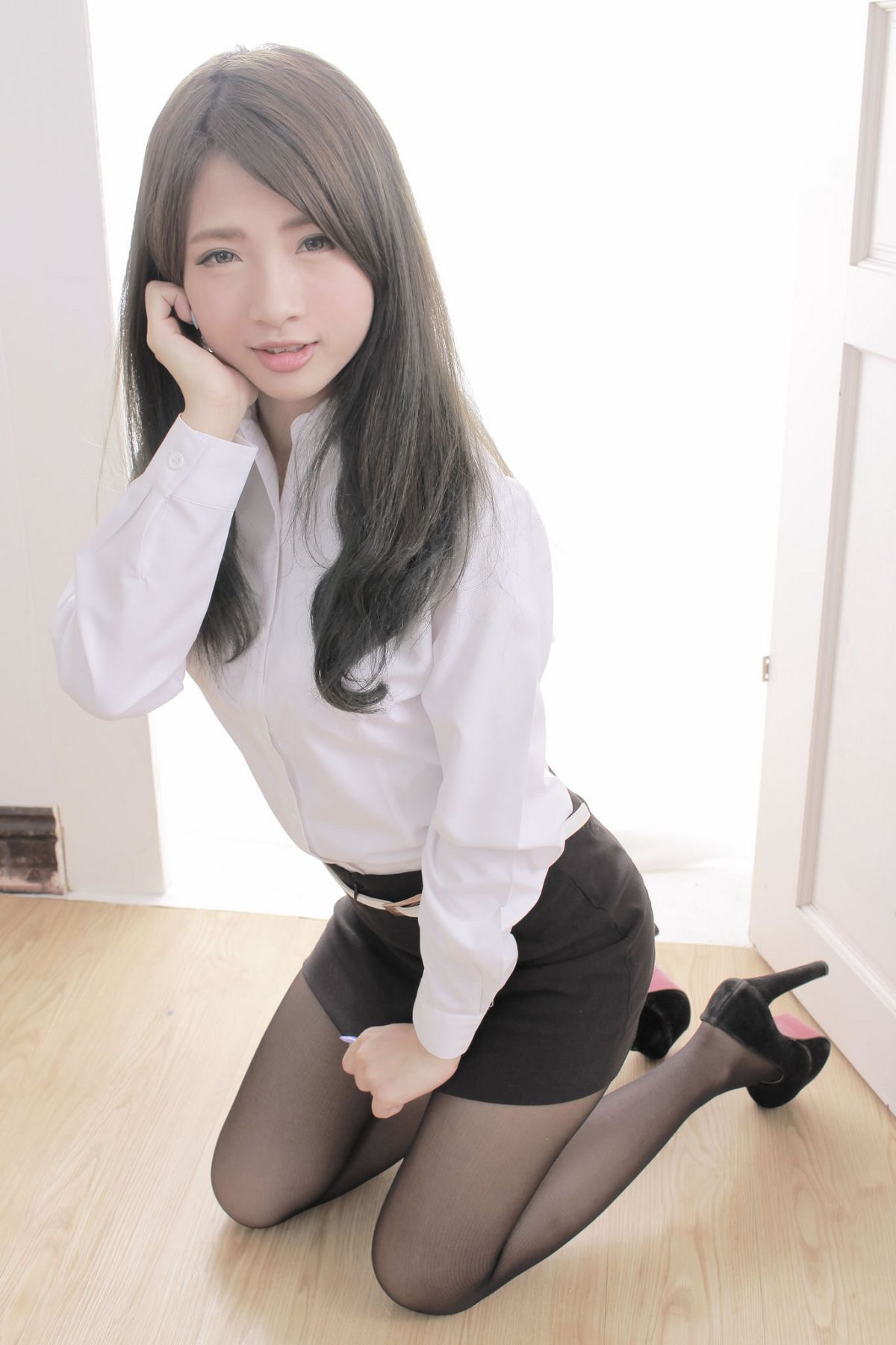 办公室里美艳诱人户外清新亮丽的OL [140P]
