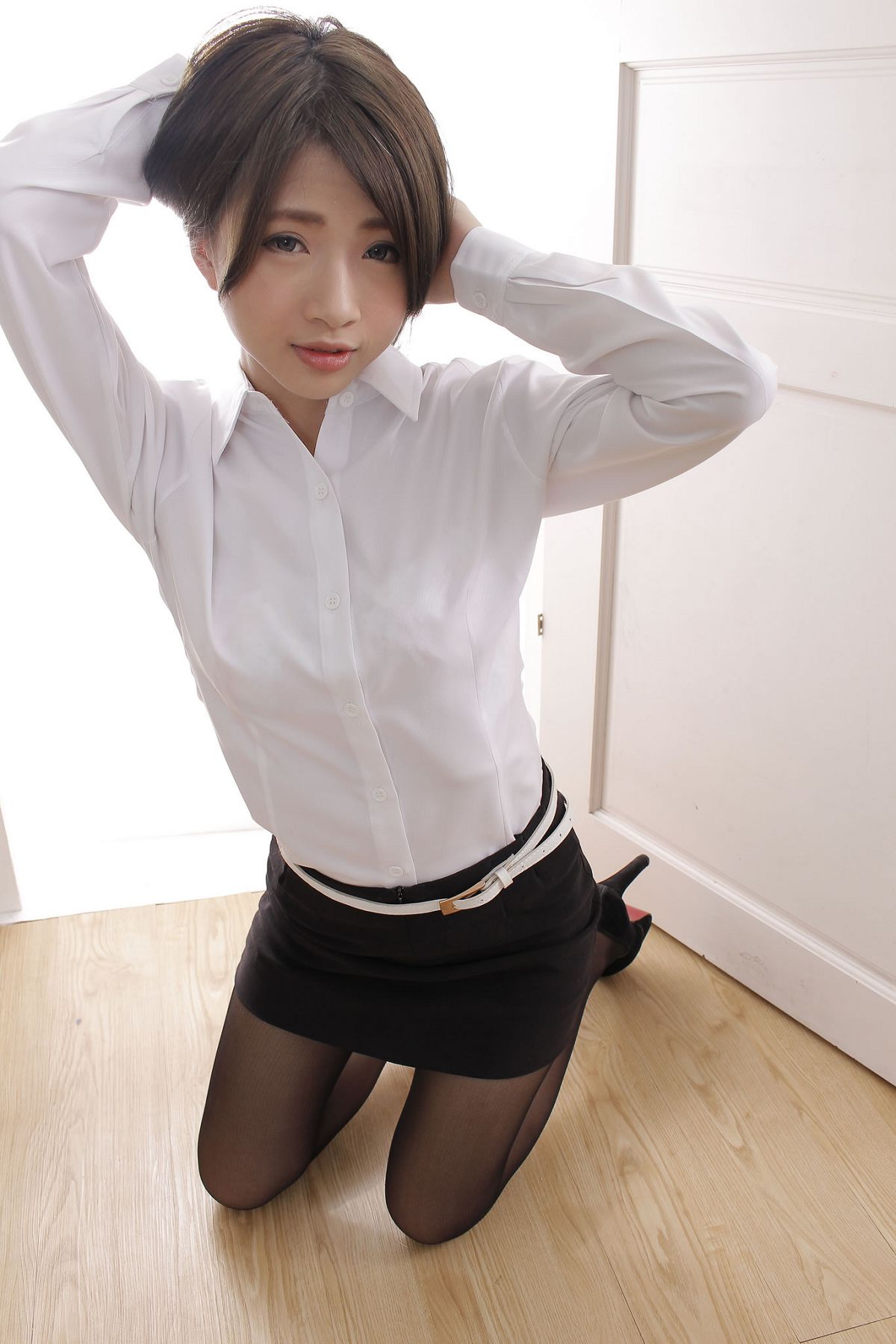 办公室里美艳诱人户外清新亮丽的OL [140P]