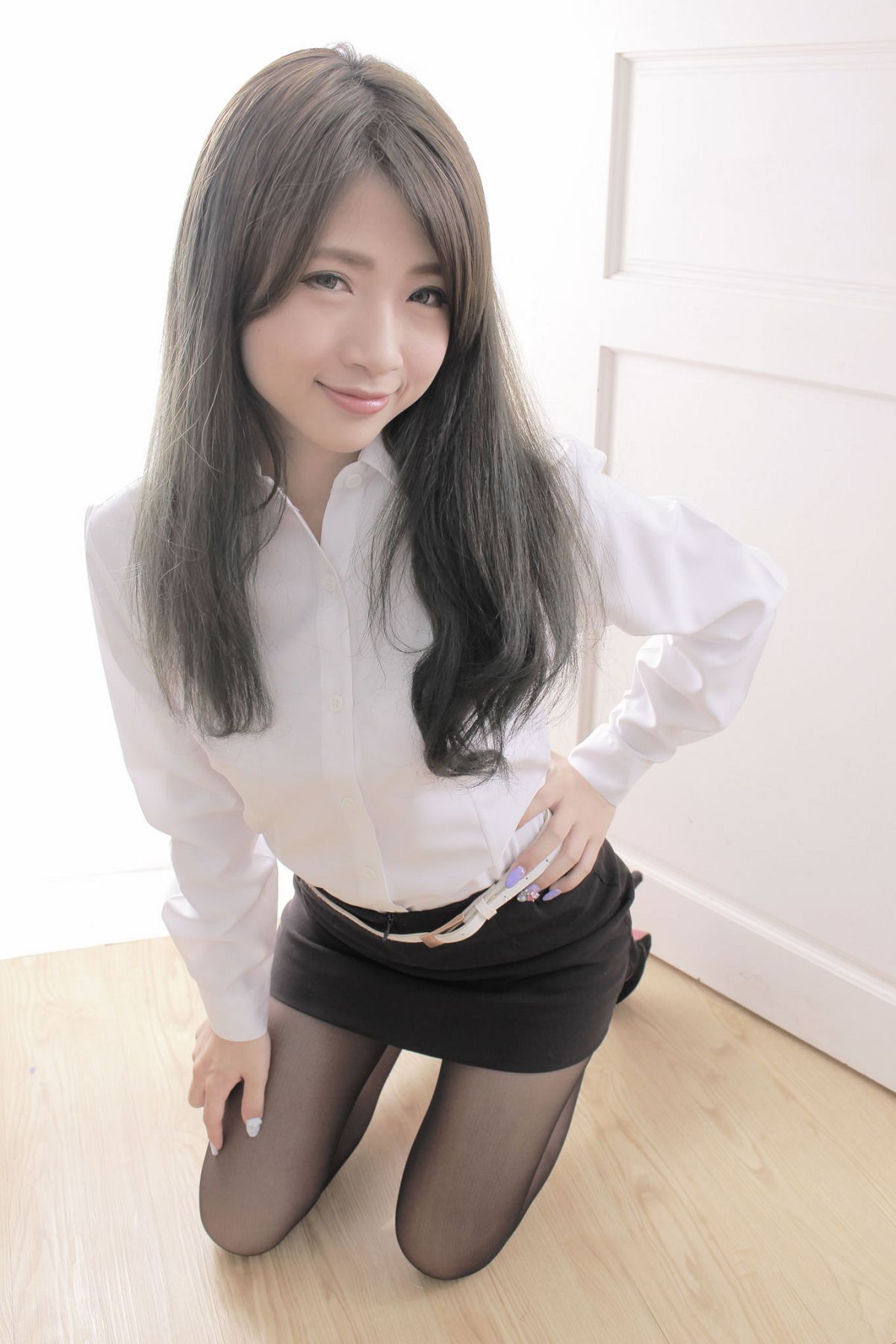 办公室里美艳诱人户外清新亮丽的OL [140P]