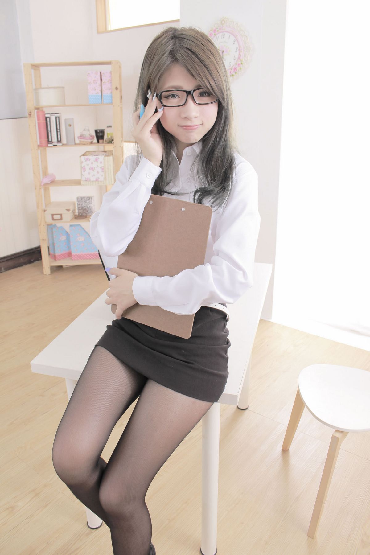 办公室里美艳诱人户外清新亮丽的OL [140P]
