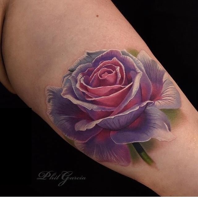 女生手臂内侧一只玫瑰花纹身图案