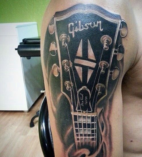 玩吉他男生一般手臂个性纹身图案