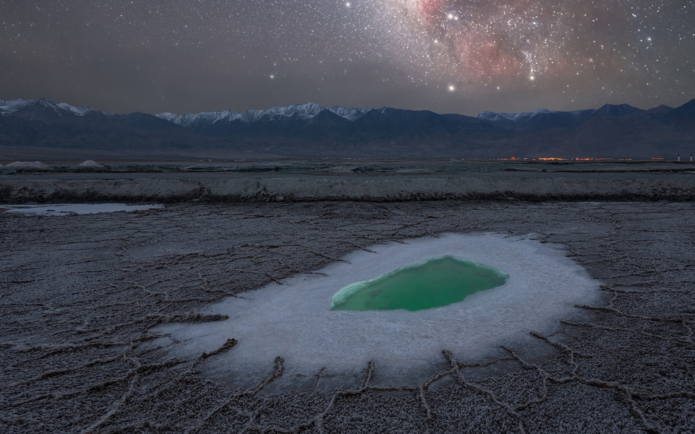 青海大柴旦翡翠湖夜晚星空浩渺唯美图