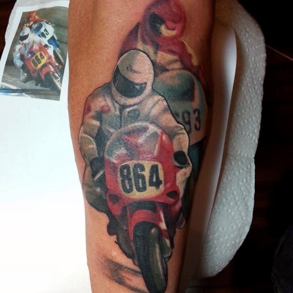 手臂彩色的摩托车赛车纹身图案