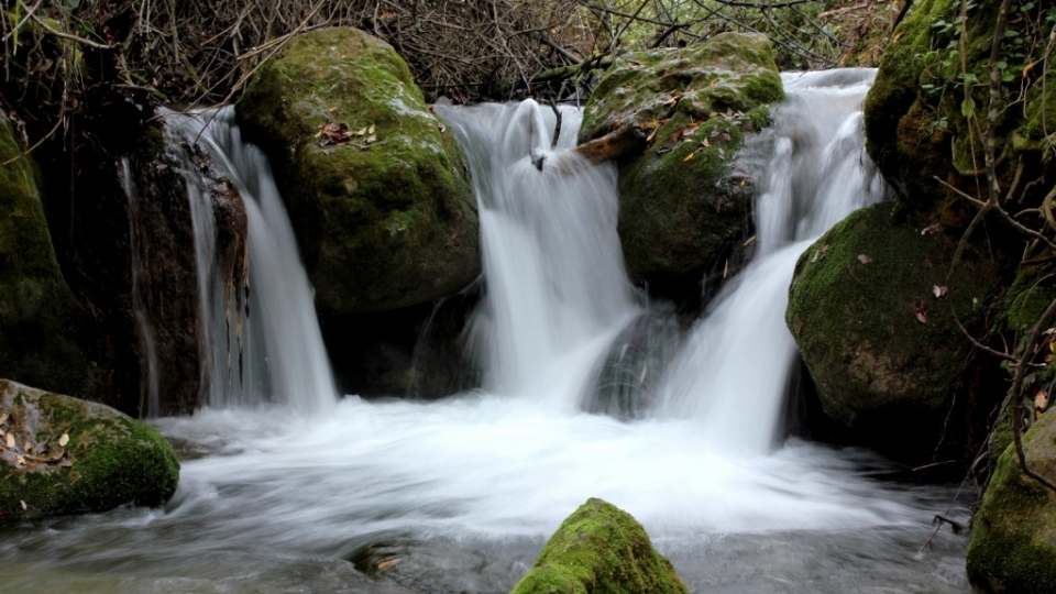 溪流梯级小瀑布自然风光图片