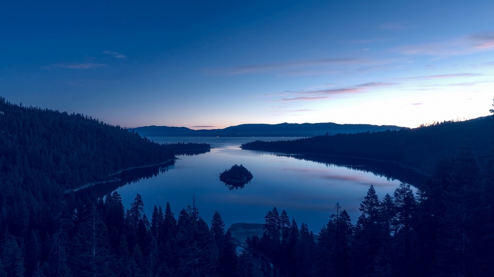 平静的湖面山脉自然风景图片