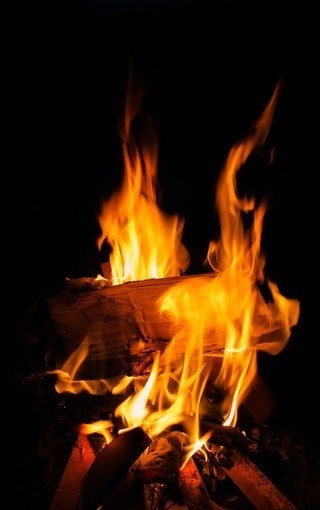 燃烧木炭火焰真实照片