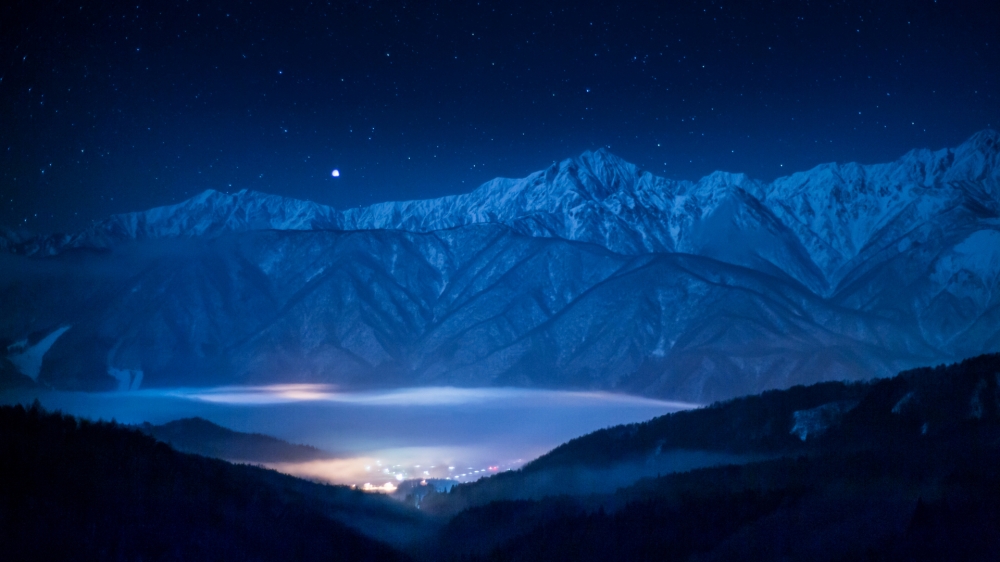 平静的湖面山脉自然风景图片