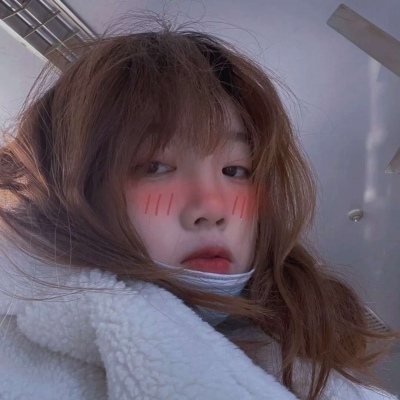 高清酷甜风女生头像图片，展现甜美与酷帅并存的时尚魅力