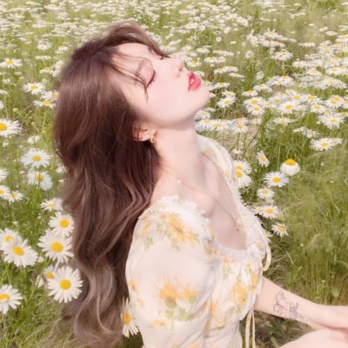 时尚风潮：展现潮流女生头像，时代风貌与穿搭风格同步前行