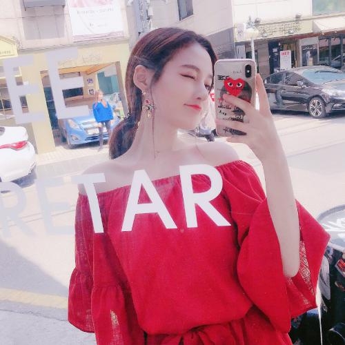 时尚风潮：展现潮流女生头像，时代风貌与穿搭风格同步前行