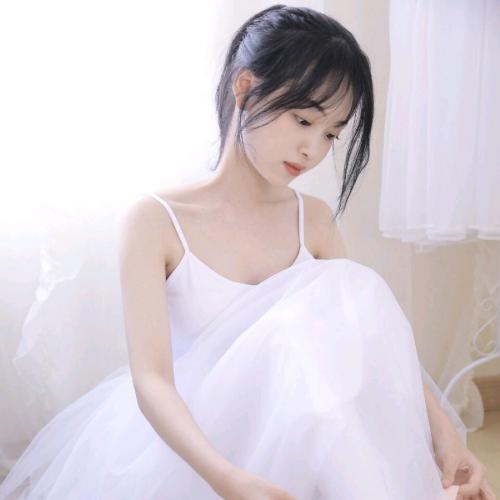 一组包含各种心情的女生头像