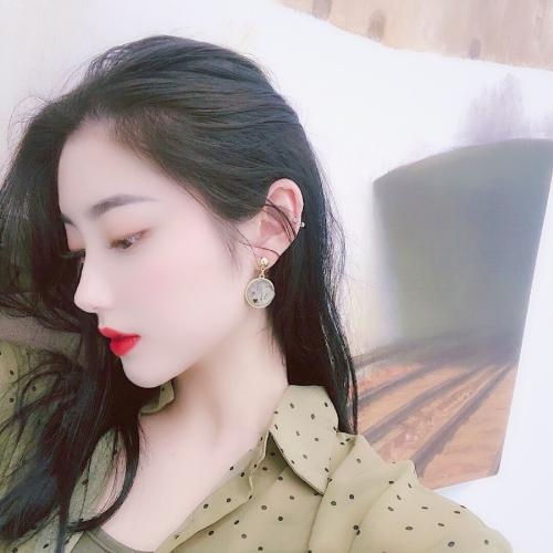 恬静婉约的女生头像，散发明媚阳光的气息
