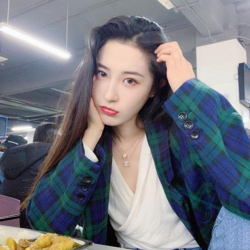 迷人魅力：赏心悦目的女生头像，散发愉悦与美好的气息