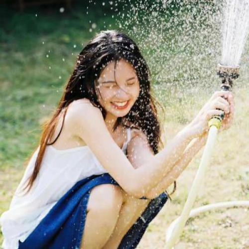 女生头像图片唯美真实，展现出她完美的身材和气质