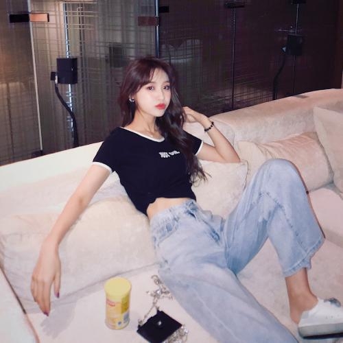 三十岁女人淡雅气质头像，她的存在就像是一股清流