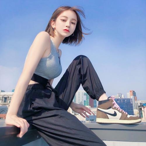 三十岁女人淡雅气质头像，她的存在就像是一股清流