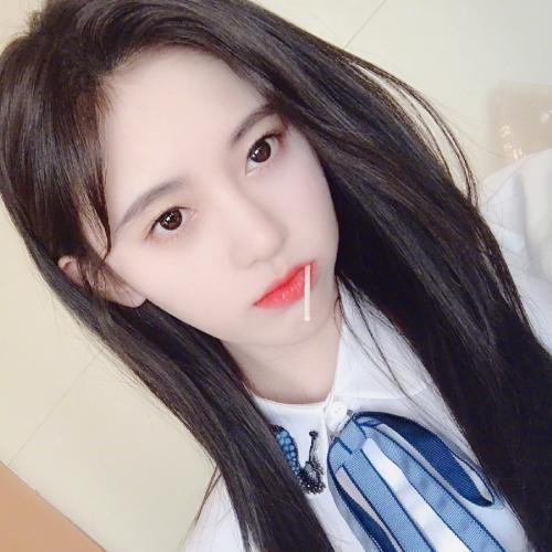 三十岁女人淡雅气质头像，她的存在就像是一股清流