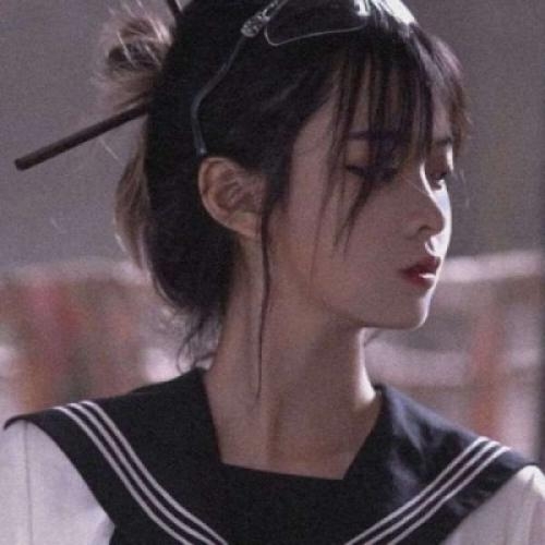 女生头像图片唯美真实，展现出她完美的身材和气质
