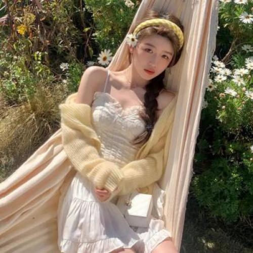 女生头像图片唯美真实，展现出她完美的身材和气质