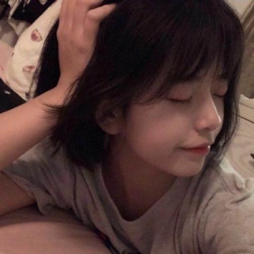 女生头像图片唯美真实，展现出她完美的身材和气质