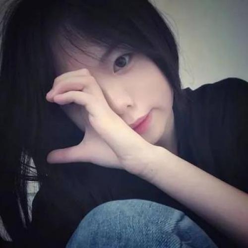 女生头像图片唯美真实，展现出她完美的身材和气质