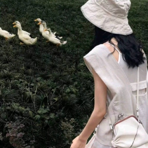 女生头像背影图片唯美，每一个细节都充满了柔美和优雅